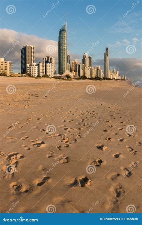 Abdr Cke Im Sandigen Strand Bei Gold Coast Australien Stockbild Bild