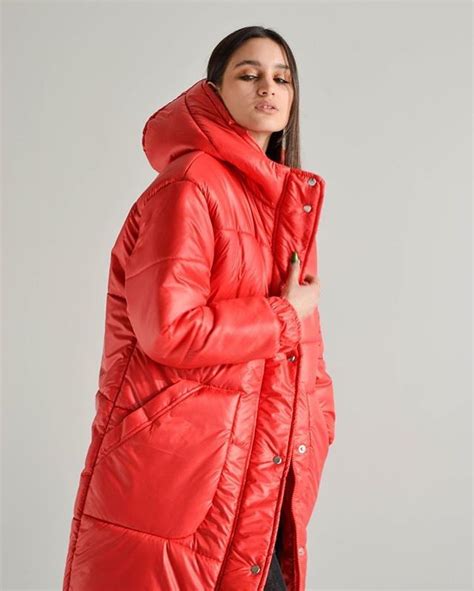 Красный женский пуховик очень актуален в этом сезоне. Такой яркий цвет ...