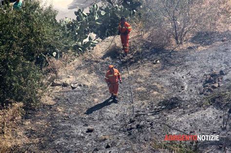 Incendio In Via Dante Bruciano Sterpaglie