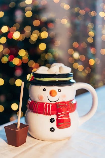 Taza navideña muñeco de nieve 3d con cacao caliente Foto Premium