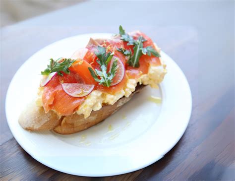 Receta montadito o tostada de revuelto de huevo y salmón ahumado MAS