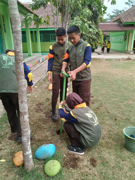 Pembuatan Biopori Oleh Laskar Hijau SMP Negeri 2 Mandiraja SMP NEGERI