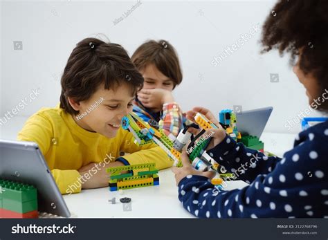 1,313 Child Making Robot Images, Stock Photos & Vectors | Shutterstock