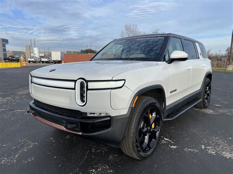 RealWheels EV Stainless Steel Running Boards Rivian Forum R1T R1S