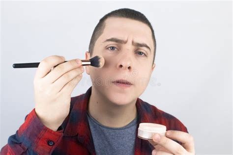 El Hombre Mira El Marco Y Usa Polvo Cierre De Un Tipo Maquillando Su Cara Comunidad Lgbt Gay O