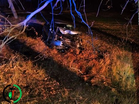 Donna Si Schianta Con L Auto Contro Un Albero Grave Capocronaca