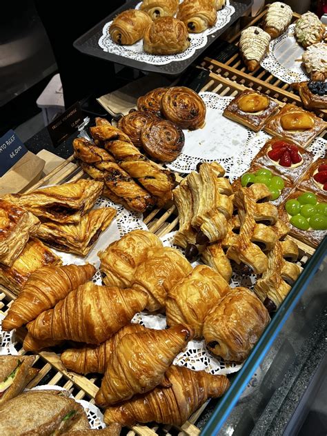 Nữ sinh gen Z mê food review giới thiệu món bánh cực hot hit dành cho tín đồ ăn vặt Hà