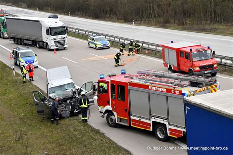 Auf Der A Kracht Zwischen Wollin Und Brandenburg Ein Kleintransporter