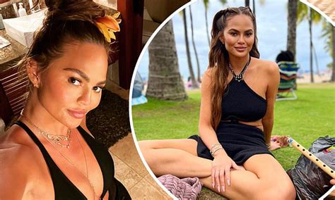 Chrissy Teigen Wows In A Plunging Black Bikini On Her Sunny Getaway To Hawaii Daily Mail Online