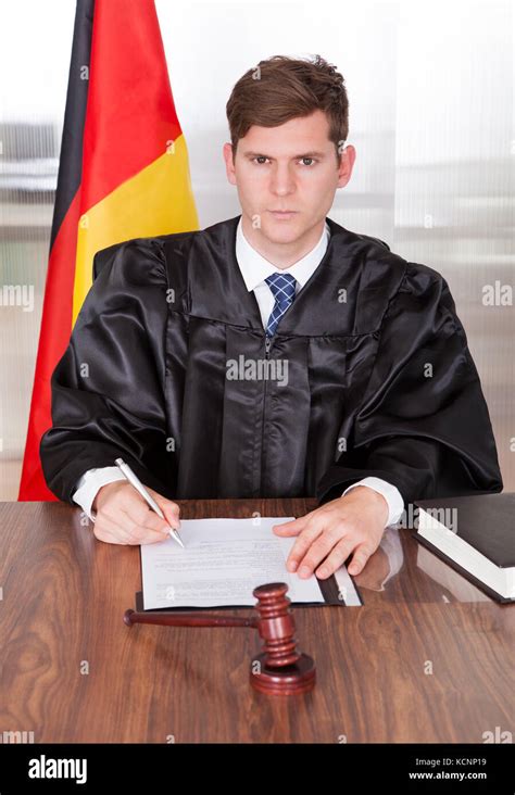 Männliche Richter mit dem Hammer und buchen Sie im Gerichtssaal ...