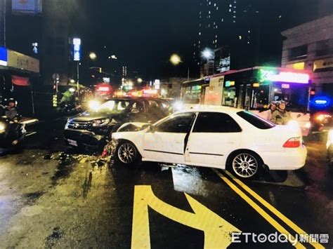 新聞 失控轉彎瞬間曝！16歲無照少年開車載女友 猛撞3車爆巨響民眾嚇傻 看板car Ptt網頁版