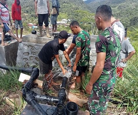 Babinsa Koramil Mapia Bersama Warga Bersihkan Pipa Dan Bak