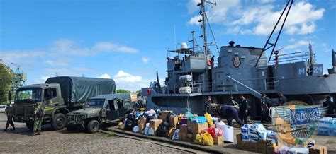 Navio da Marinha transporta doações para atingidos por enchentes no Rio