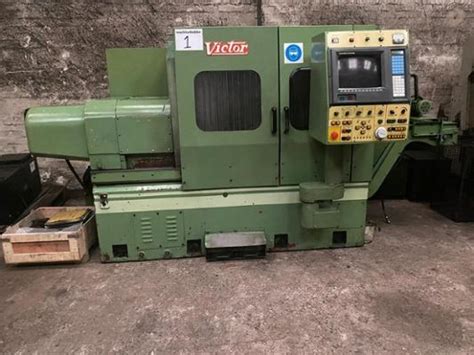VICTOR TNS-3H CNC lathe with Fanuc series 15-T control. Year 1988