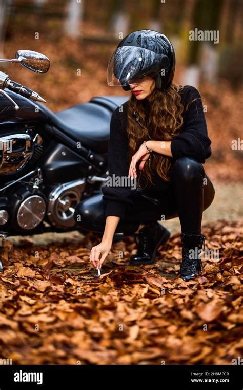 Belle fille blonde sur une moto Banque de photographies et dimages à haute résolution Alamy
