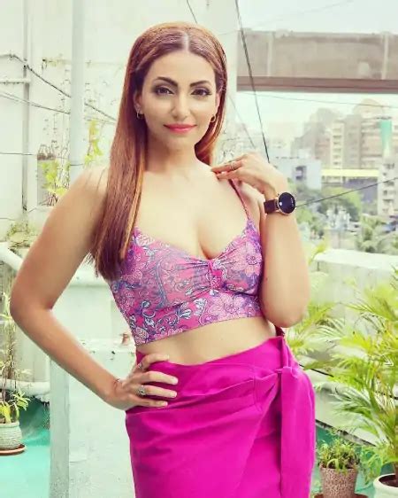 Navina Bole Top Hot Pics And Photo Flaunting Cleavage