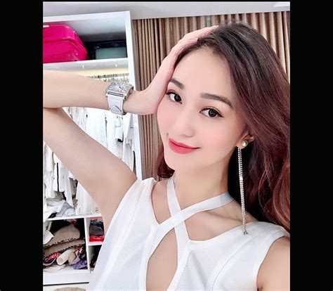 Tình địch của Ngọc Trinh khởi động cuộc chiến bikini bằng bức ảnh khoe mông cm tại nhà