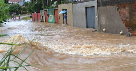 G Moradores Ficam Ilhados Ap S Forte Chuva Fazer Rio Transbordar Em