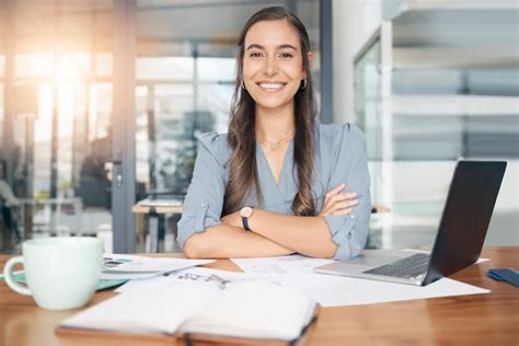 Retrato De Mujer De Negocios Y Sonrisa En El Escritorio En La Oficina