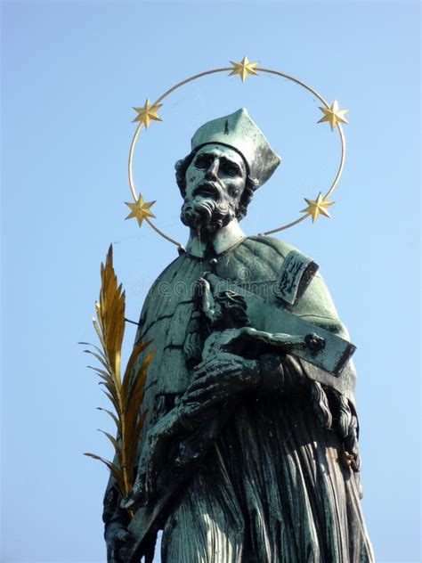 Estatua De Bronce De San Juan De Nepomuk Charles Bridge Praga Foto De