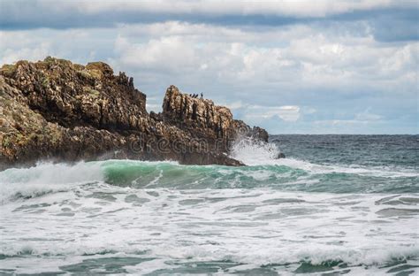 água Do Oceano Se Espalha Na Praia Do Rock Belos Céus E Nuvens Do