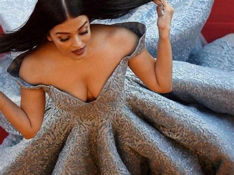 Aishwarya Rai Bachchan Shows OFF Massive Cleavage In Hot Pi