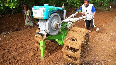 Kerja Keras Traktor Quick Impala Membajak Lahan Tegalan Lahan Kering