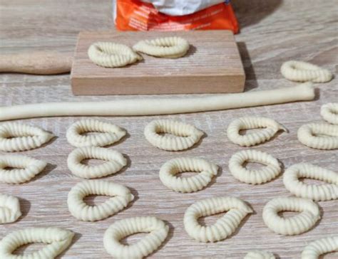 Gli Spizzulus Una Pasta Fresca Sarda Lisa In Cucina