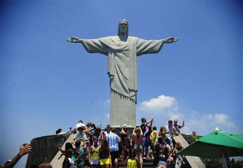 Brasil recebe número recorde de turistas estrangeiros em 2016 Época