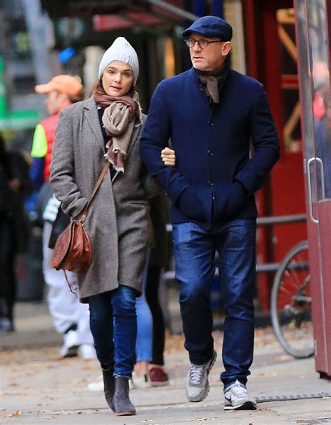 Daniel Craig and Rachel Weisz Romantic Stroll in NYCrd – Celeb Donut