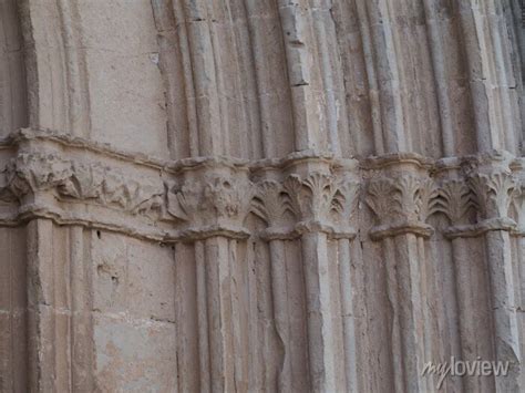 Capiteles de la portalada de la iglesia gótica de san francisco wall