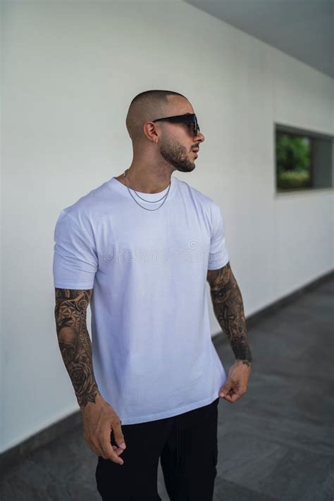 Vertical De Un Joven Caucásico Tatuado Muscular Posando Con Ropa Urbana