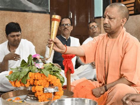 Cm Yogi Performed Rudrabhishek In Gorakhnath Temple गोरखनाथ मंदिर में