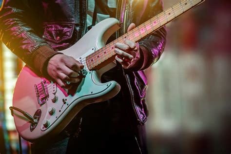 Riff-Mag.com - What is a Headless Guitar and How it Works