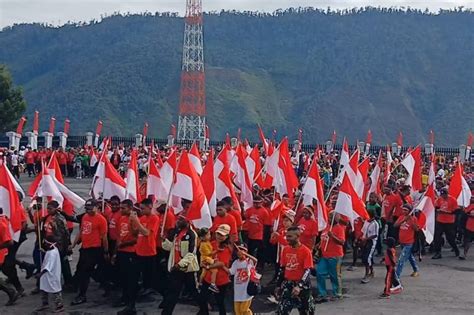 Bulan Agustus Bendera Merah Putih Raksasa Berkibar Di Puncak Jaya