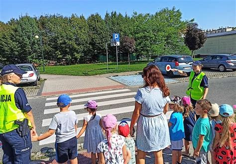 Policjanci W Przedszkolu W Strzelcach Opolskich Przyjechali Z Psem