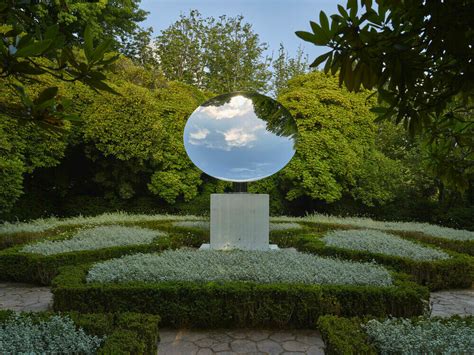 Anish Kapoor Mirror Sculptures