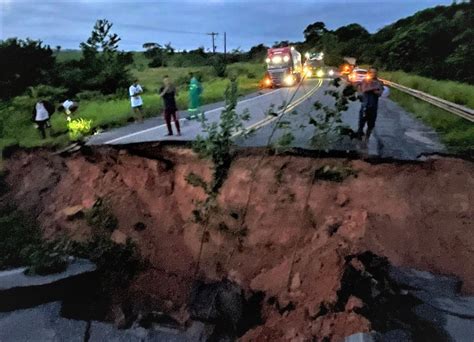 Cratera se abre na BR 010 no Pará após chuva e trecho é interditado