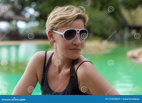 Blonde Vrouw Jaar Oud Met Een Kort Kapsel In Zonnebril Stock Afbeelding Image Of Kapsel