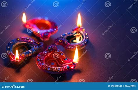 L Mparas De Diya Encendidas Durante La Celebraci N Del Diwali Imagen De