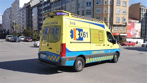 Ambulancia 061 Galicia SVB 061 con Base A Coruña acudiendo al