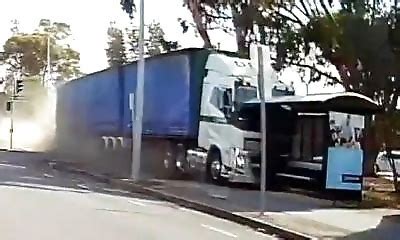 Un camion hors de contrôle sème la panique à Manningham Australie