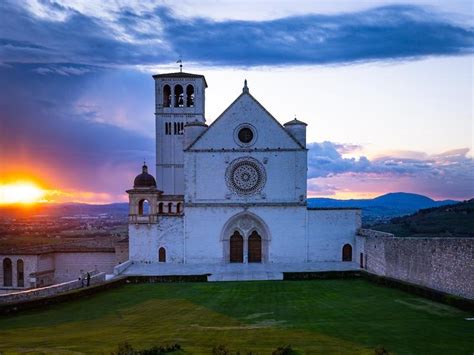 La Basilica Di San Francesco Si Illumina Di Rosso San Francesco