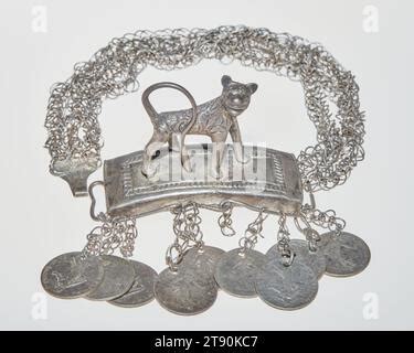 Bracelet Avec Pendentifs De Monnaie Fin Du E Si Cle