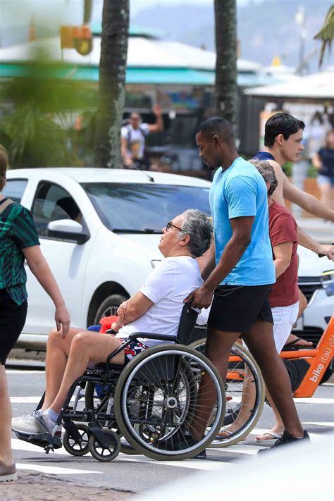 Flavio Silvino Fotografado Em Passeio Na Orla Do Rio De Janeiro