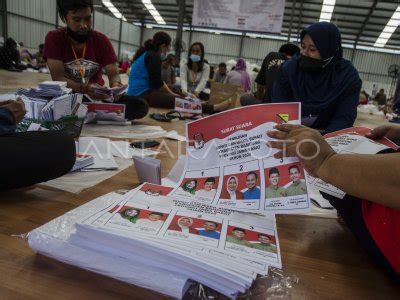 PELIPATAN SURAT SUARA PILKADA KABUPATEN BANDUNG ANTARA Foto