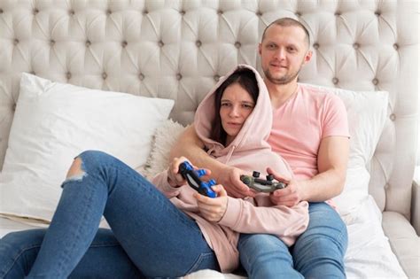 Free Photo Wife And Husband Playing Videogames At Home