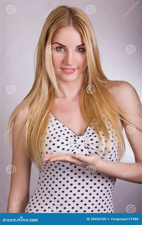 Retrato Del Blonde Emocional Hermoso De La Muchacha Foto De Archivo Imagen De Muchacha Manera