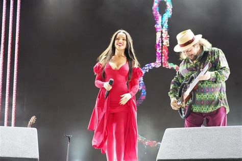 Juliette abre São João de Campina Grande e canta Chico César e