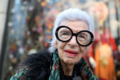 L Ic Ne De La Mode Iris Apfel C L Bre Pour Son Style Accrocheur Et